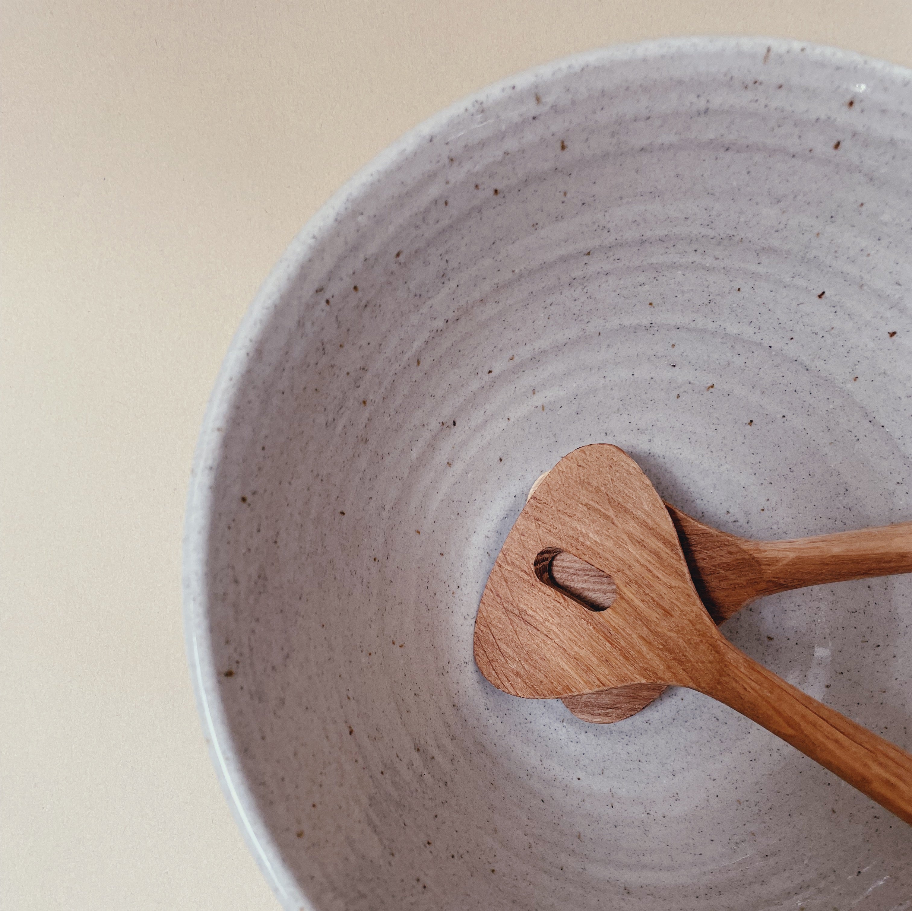 Stor håndlavet keramikskål/salatskål - Sand Ø22 cm - Bystrup. Køb hos Studio Holdbar (webshop & butik). Hurtig levering