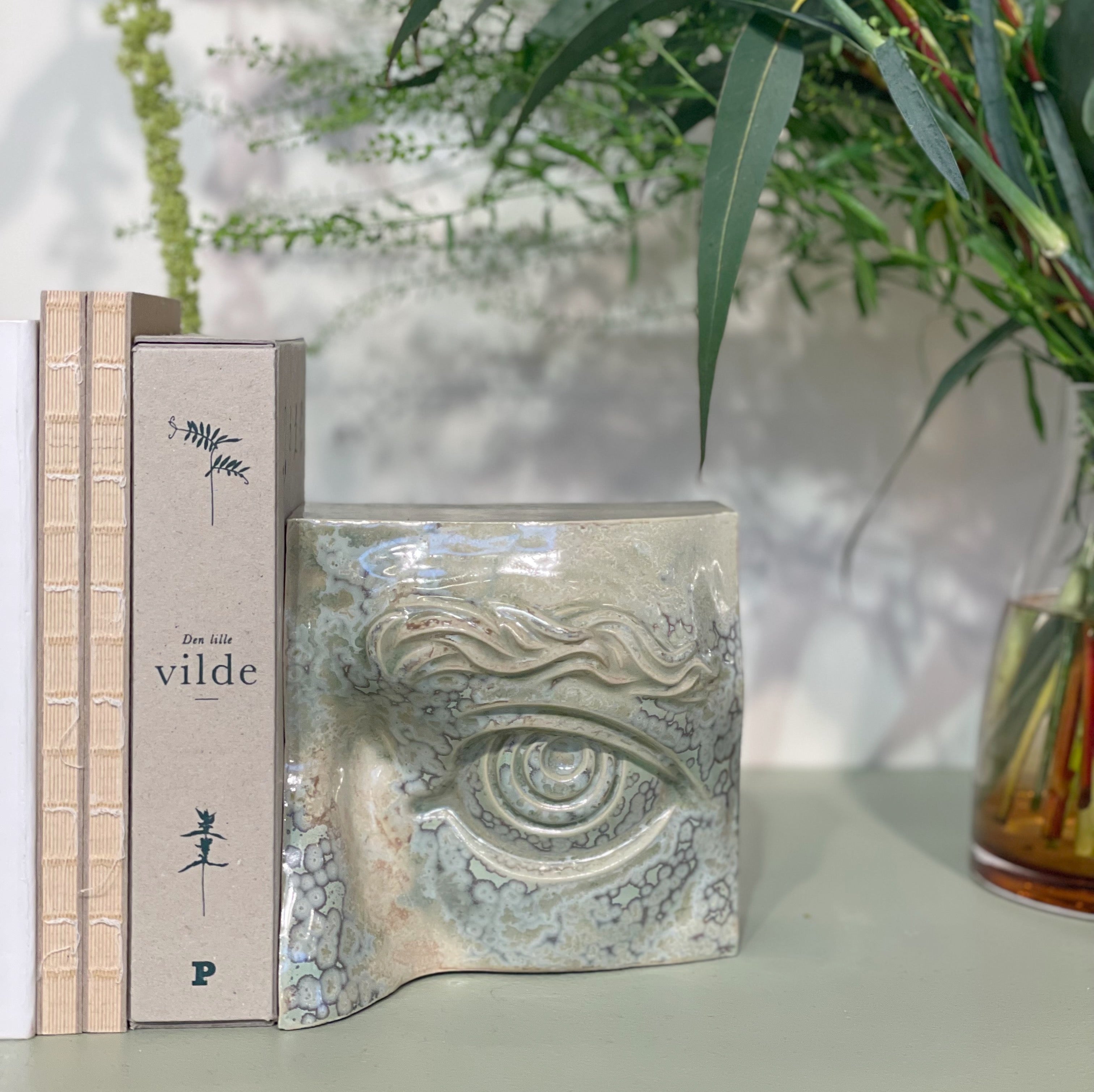 Bogstøtte øje/Bookend Eye - Venstre - Crystal Green - Håndlavet i Danmark af Laoru. Køb hos Studio Holdbar. Hurtig levering