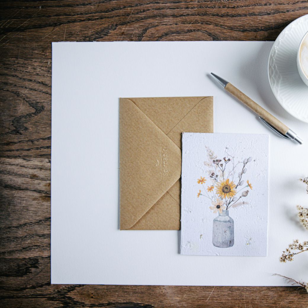 Spirpapir - Smukt kort til bryllupsgaven lavet af blomsterfrø og genbrugspapir - plantes direkte af modtageren. Køb hos Studio Holdbar.