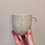 Keramik kaffekop m. hank (200 ml), Sand - Håndlavet, Bystrup. Køb hos Studio Holdbar (webshop & butik). Hurtig levering