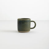 Oda kande med hank – Grøn - Håndlavet keramik, Julie Damhus. Køb hos Studio Holdbar (webshop & butik). Hurtig levering