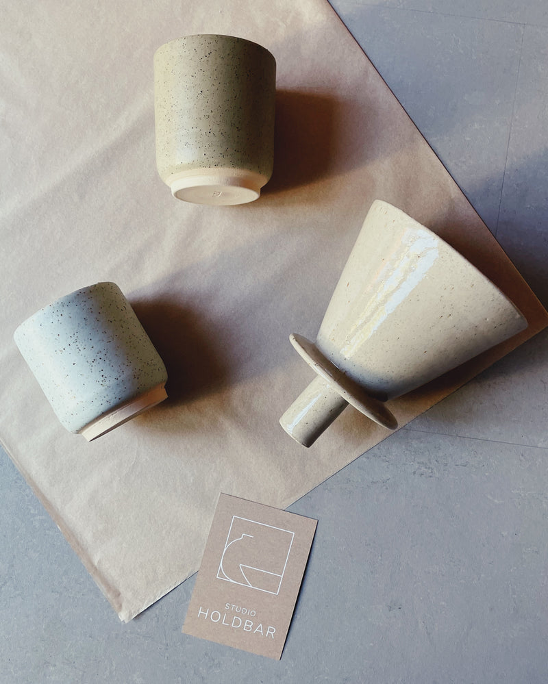 TYBO - Aio latte keramik kop - Håndlavet kaffekrus - Grå. Køb hos Studio Holdbar (webshop & butik). Hurtig levering