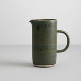 Oda kande med hank – Grøn - Håndlavet keramik, Julie Damhus. Køb hos Studio Holdbar (webshop & butik). Hurtig levering