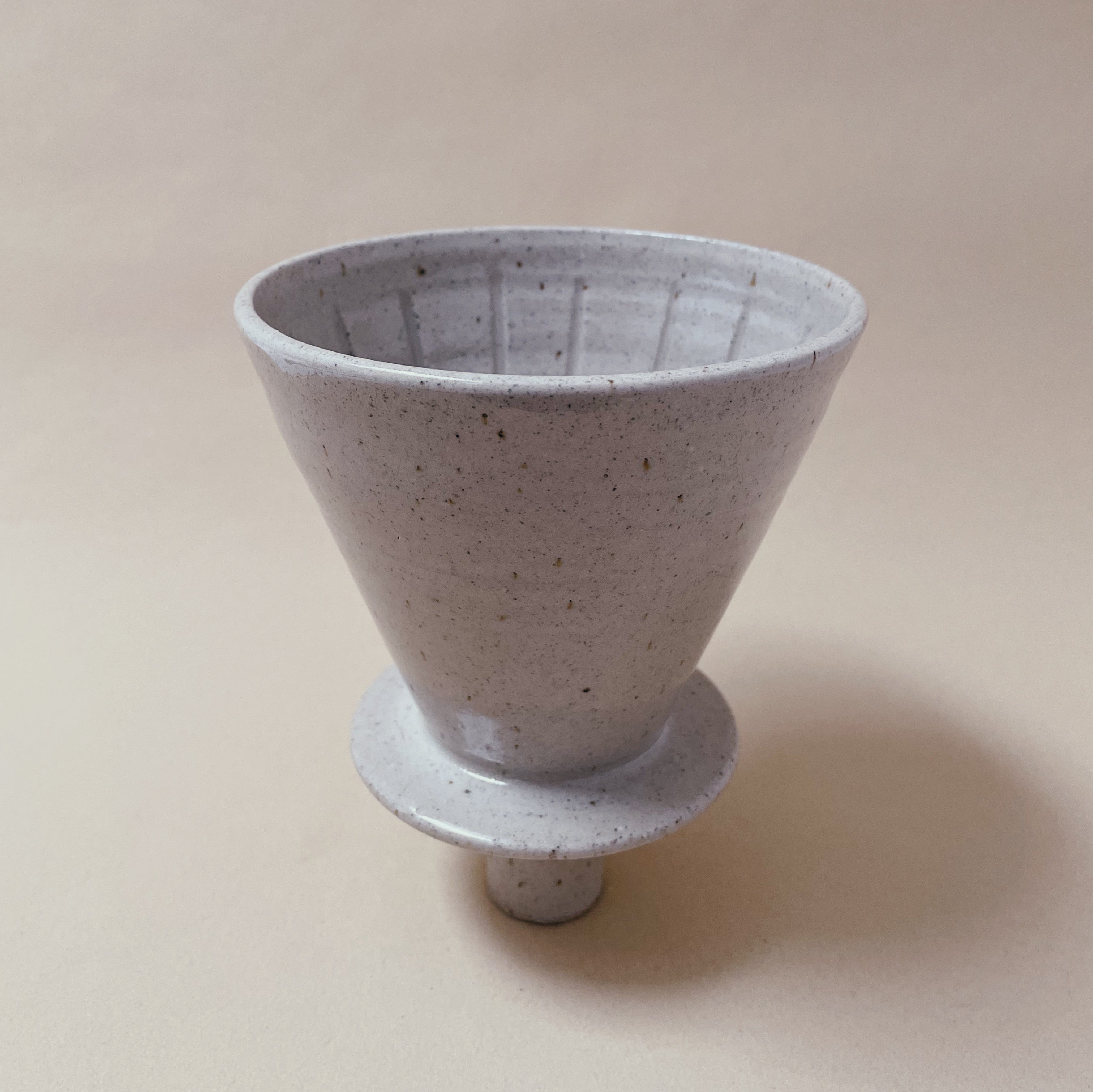 Keramik kaffetragt - Ceramic Pour Over/Coffee dripper - Sand. Køb hos Studio Holdbar (webshop & butik). Hurtig levering