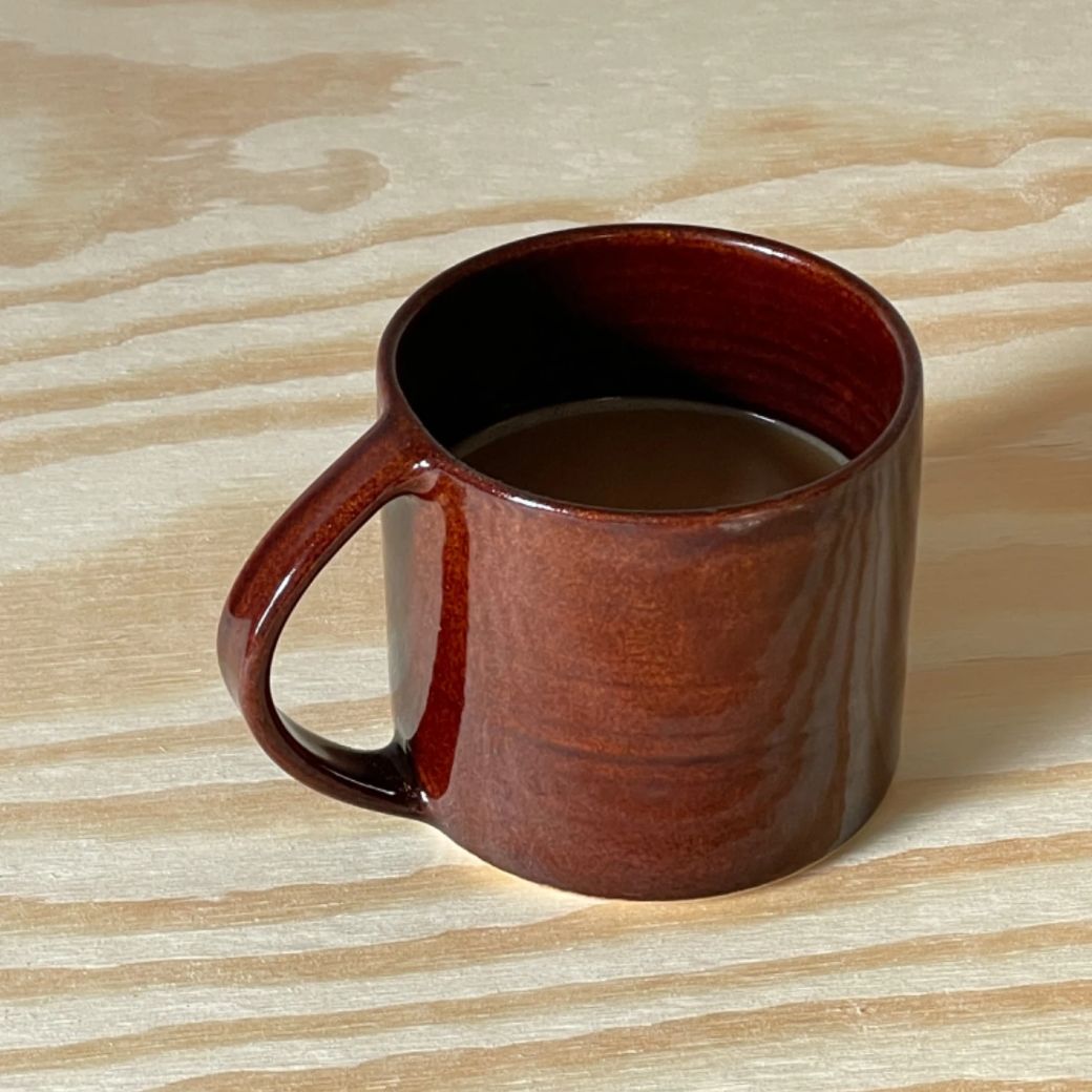 Coffee mug - Håndlavet keramikkrus m hank - HandmadeByMarle. Køb hos Studio Holdbar (webshop & butik). Hurtig levering