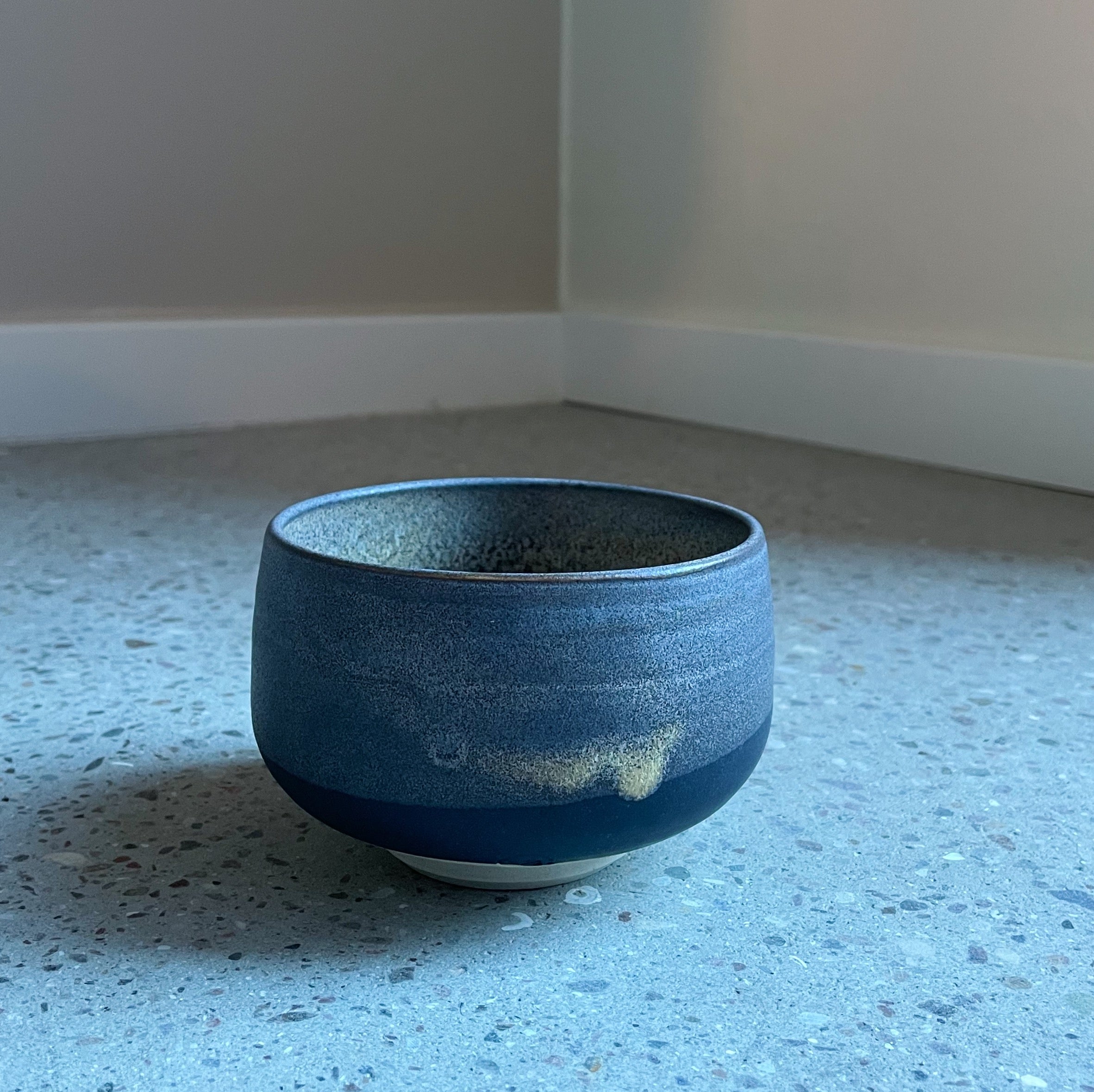 Matcha skål/Chawan - Håndlavet keramikkop, sort - Schmidt. Køb hos Studio Holdbar (webshop & butik). Hurtig levering