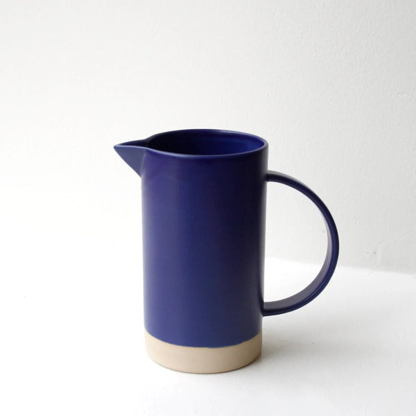 Stor keramik kande med hank - H17 cm - May - Håndlavet, Blå. Køb hos Studio Holdbar (webshop & butik). Hurtig levering