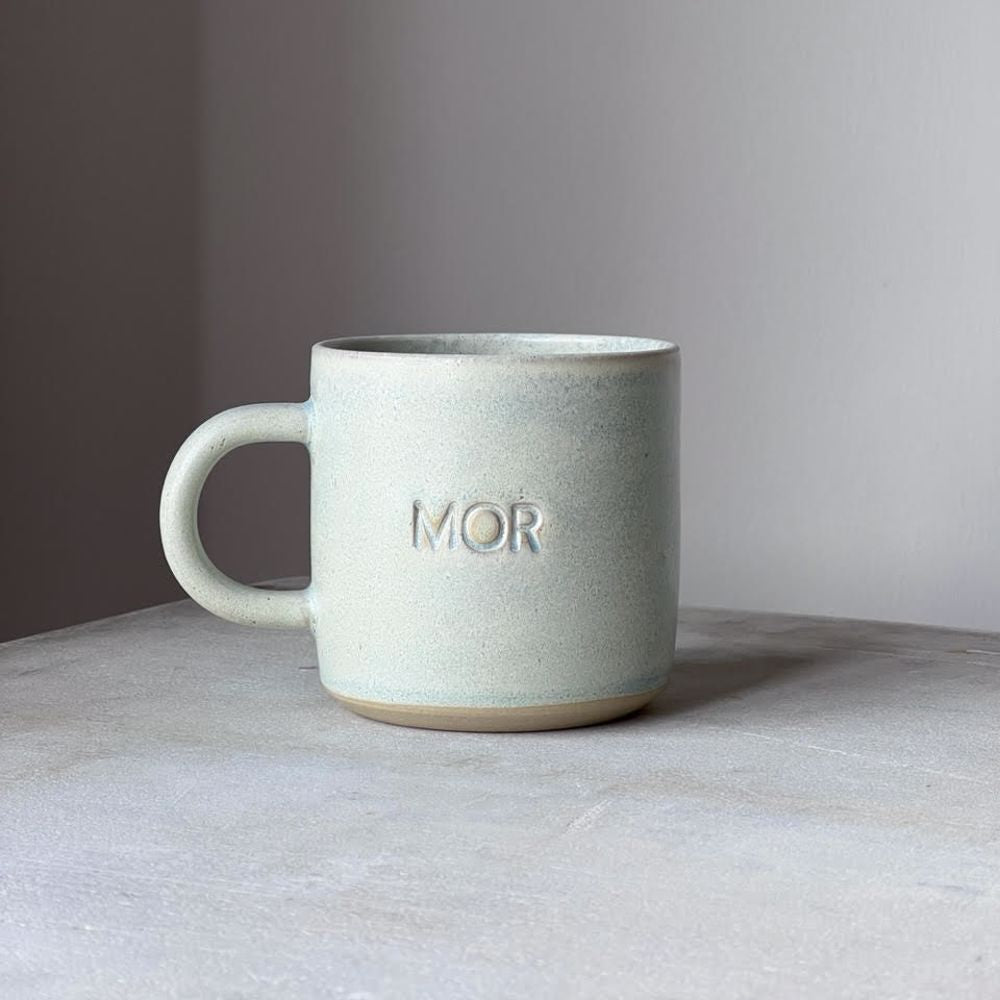 Oda MOR kop Mint – Navnekop - Håndlavet keramik kop, Julie Damhus. Køb hos Studio Holdbar (webshop & butik). Hurtig levering