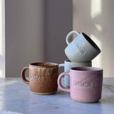 Oda MORMOR kop – Navnekop - Håndlavet keramik, Julie Damhus. Køb hos Studio Holdbar (webshop & butik). Hurtig levering