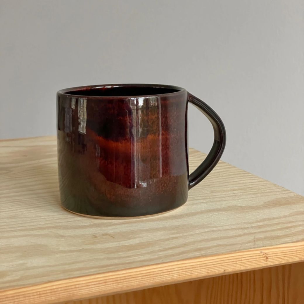 Coffee mug - Håndlavet keramikkrus m hank - HandmadeByMarle. Køb hos Studio Holdbar (webshop & butik). Hurtig levering