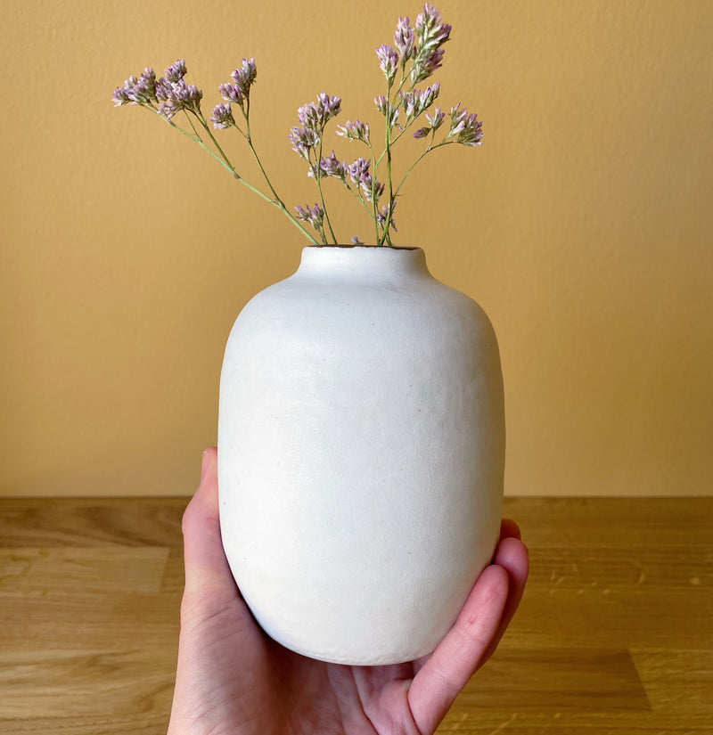 Håndlavet keramikvase, rund - Hvid - Ejnar Paulsen, Bornholm. Køb hos Studio Holdbar (webshop & butik). Hurtig levering