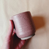 TYBO - Aio latte keramik kop - Håndlavet kaffekrus - rød. Køb hos Studio Holdbar (webshop & butik). Hurtig levering